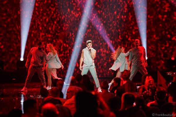 Schweizer Sänger Luca Hänni bei der Silvestershow 2019/2020 in der Baden-Arena - Messe Offenburg