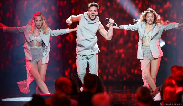 Schweizer Sänger Luca Hänni bei der Silvestershow 2019/2020 in der Baden-Arena - Messe Offenburg