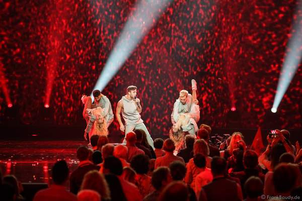 Schweizer Sänger Luca Hänni bei der Silvestershow 2019/2020 in der Baden-Arena - Messe Offenburg