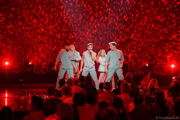 Schweizer Sänger Luca Hänni bei der Silvestershow 2019/2020 in der Baden-Arena - Messe Offenburg