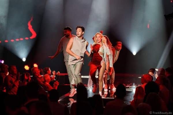 Schweizer Sänger Luca Hänni bei der Silvestershow 2019/2020 in der Baden-Arena - Messe Offenburg