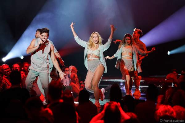 Schweizer Sänger Luca Hänni bei der Silvestershow 2019/2020 in der Baden-Arena - Messe Offenburg