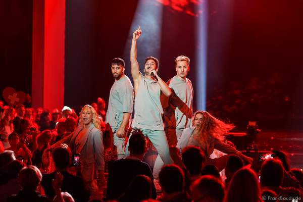 Schweizer Sänger Luca Hänni bei der Silvestershow 2019/2020 in der Baden-Arena - Messe Offenburg