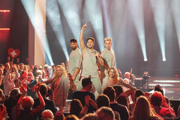 Schweizer Sänger Luca Hänni bei der Silvestershow 2019/2020 in der Baden-Arena - Messe Offenburg