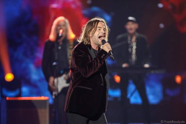 Münchener Freiheit mit Sänger Tim Wilhelm bei der Silvestershow 2019/2020 in der Baden-Arena - Messe Offenburg