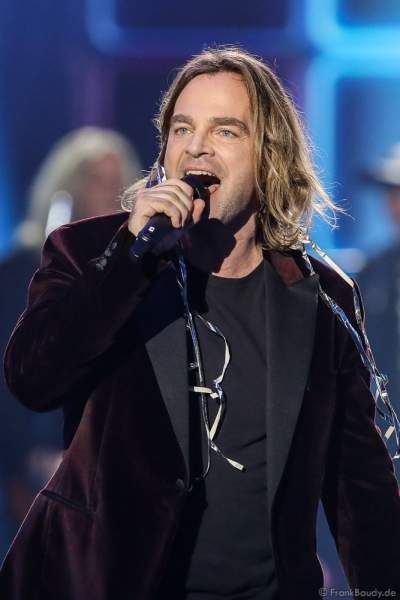 Münchener Freiheit mit Sänger Tim Wilhelm bei der Silvestershow 2019/2020 in der Baden-Arena - Messe Offenburg