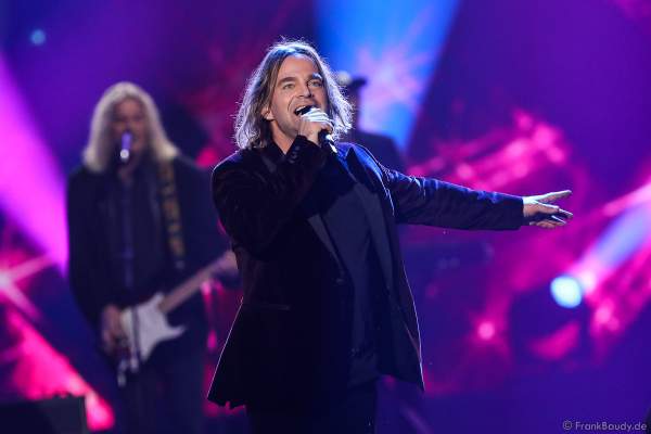 Münchener Freiheit mit Sänger Tim Wilhelm bei der Silvestershow 2019/2020 in der Baden-Arena - Messe Offenburg