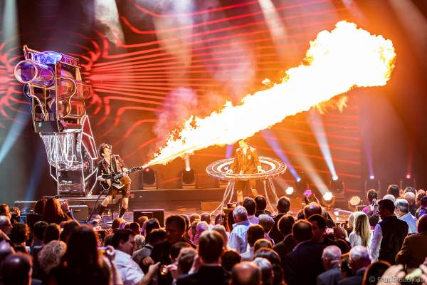 Die Ehrlich Brothers mit Riesenrevolver bei der Silvestershow 2019/2020 in der Baden-Arena - Messe Offenburg