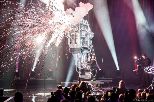 Die Ehrlich Brothers mit Riesenrevolver bei der Silvestershow 2019/2020 in der Baden-Arena - Messe Offenburg