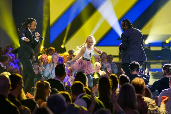 Norwegisches Pop-Rap- und Reggae-Duo mit Tshawe Baqwa und Yosef Wolde-Mariam bei der Silvestershow 2019/2020 in der Baden-Arena - Messe Offenburg