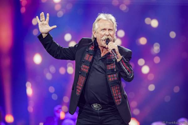 Die Höhner mit Frontmann Henning Krautmacher bei der Silvestershow 2019/2020 in der Baden-Arena - Messe Offenburg