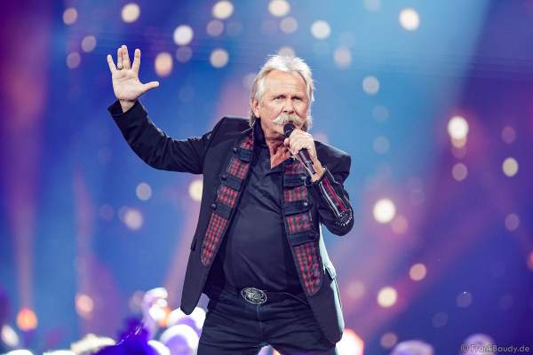Die Höhner mit Frontmann Henning Krautmacher bei der Silvestershow 2019/2020 in der Baden-Arena - Messe Offenburg