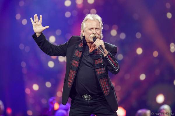 Die Höhner mit Frontmann Henning Krautmacher bei der Silvestershow 2019/2020 in der Baden-Arena - Messe Offenburg