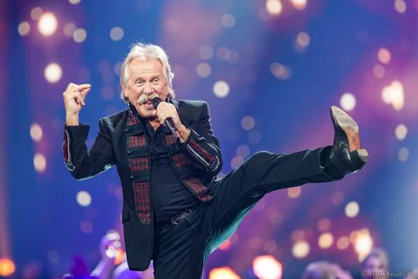 Die Höhner mit Frontmann Henning Krautmacher bei der Silvestershow 2019/2020 in der Baden-Arena - Messe Offenburg