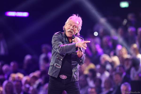 Die Höhner mit Frontmann Henning Krautmacher bei der Silvestershow 2019/2020 in der Baden-Arena - Messe Offenburg