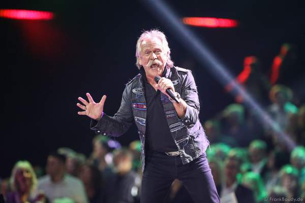 Die Höhner mit Frontmann Henning Krautmacher bei der Silvestershow 2019/2020 in der Baden-Arena - Messe Offenburg