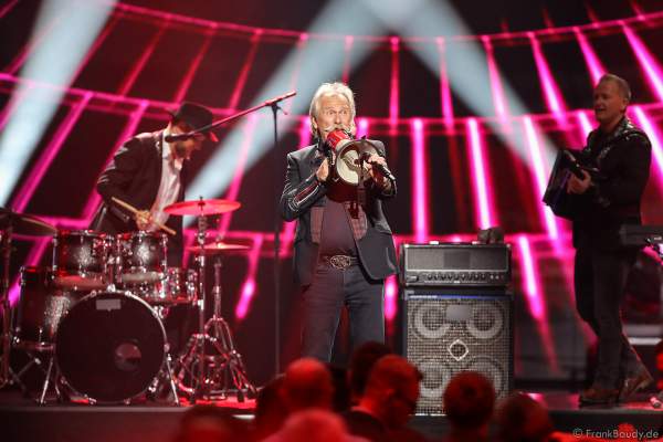 Die Höhner mit Frontmann Henning Krautmacher bei der Silvestershow 2019/2020 in der Baden-Arena - Messe Offenburg
