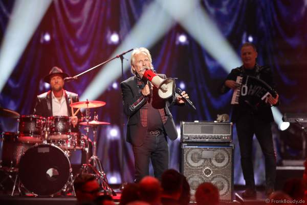 Die Höhner mit Frontmann Henning Krautmacher bei der Silvestershow 2019/2020 in der Baden-Arena - Messe Offenburg