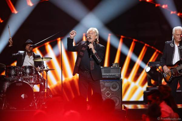 Die Höhner mit Frontmann Henning Krautmacher bei der Silvestershow 2019/2020 in der Baden-Arena - Messe Offenburg