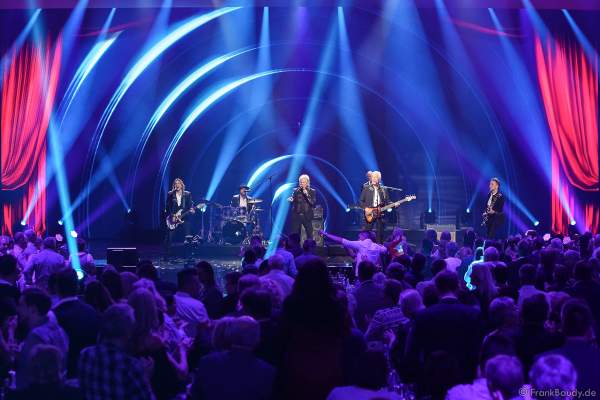 Die Höhner mit Frontmann Henning Krautmacher bei der Silvestershow 2019/2020 in der Baden-Arena - Messe Offenburg