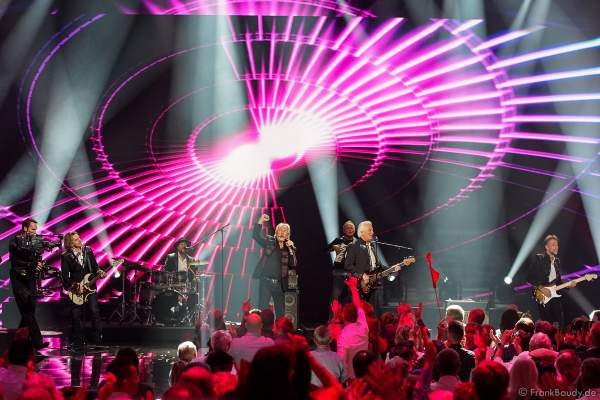 Die Höhner mit Frontmann Henning Krautmacher bei der Silvestershow 2019/2020 in der Baden-Arena - Messe Offenburg