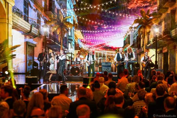 Die Höhner mit Frontmann Henning Krautmacher bei der Silvestershow 2019/2020 in der Baden-Arena - Messe Offenburg