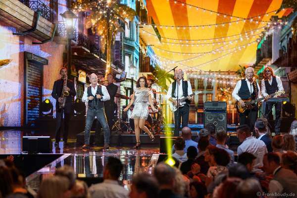 Die Höhner mit Frontmann Henning Krautmacher bei der Silvestershow 2019/2020 in der Baden-Arena - Messe Offenburg