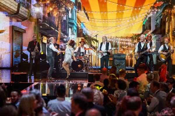 Die Höhner mit Frontmann Henning Krautmacher bei der Silvestershow 2019/2020 in der Baden-Arena - Messe Offenburg