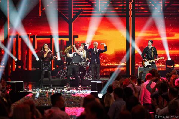 Hermes House Band bei der Silvestershow 2019/2020 in der Baden-Arena - Messe Offenburg