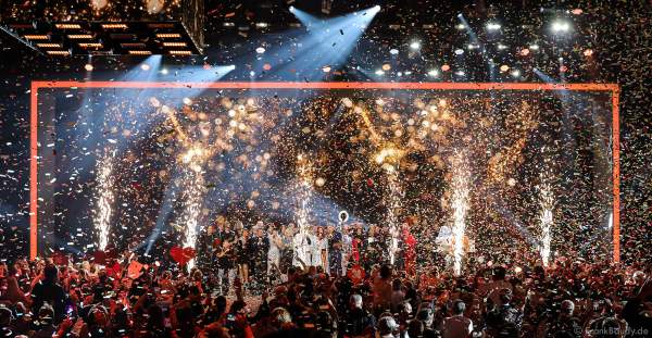 Finales Gruppenfoto beim Finale mit den Moderatoren und Künstlern bei der Silvestershow 2019/2020 in der Baden-Arena - Messe Offenburg