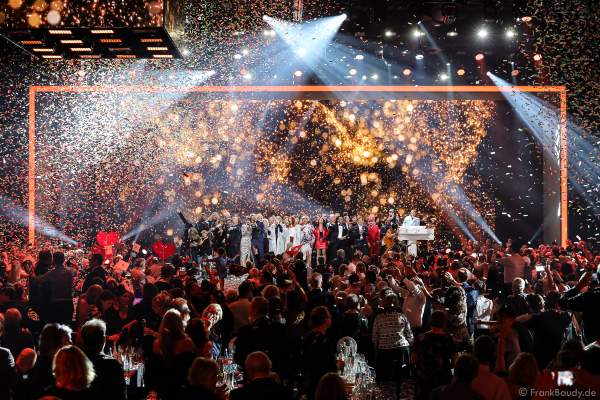 Finales Gruppenfoto beim Finale mit den Moderatoren und Künstlern bei der Silvestershow 2019/2020 in der Baden-Arena - Messe Offenburg