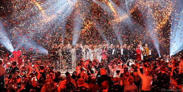 Finales Gruppenfoto beim Finale mit den Moderatoren und Künstlern bei der Silvestershow 2019/2020 in der Baden-Arena - Messe Offenburg