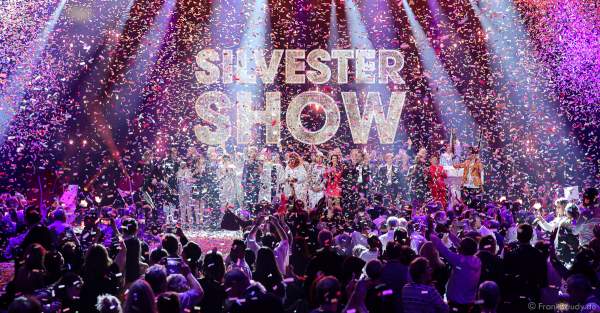 Finales Gruppenfoto beim Finale mit den Moderatoren und Künstlern bei der Silvestershow 2019/2020 in der Baden-Arena - Messe Offenburg