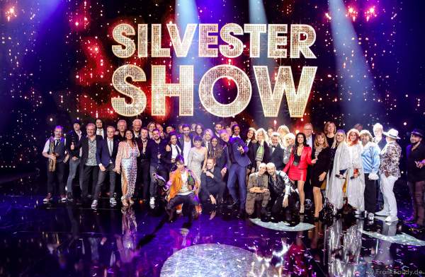 Finales Gruppenfoto beim Finale mit den Moderatoren und Künstlern bei der Silvestershow 2019/2020 in der Baden-Arena - Messe Offenburg