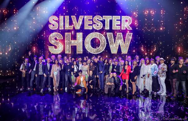 Finales Gruppenfoto beim Finale mit den Moderatoren und Künstlern bei der Silvestershow 2019/2020 in der Baden-Arena - Messe Offenburg