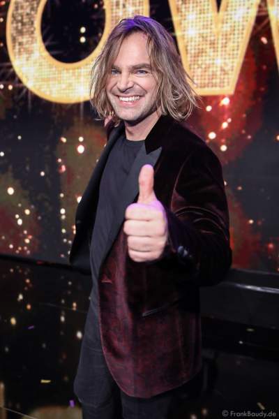 Sänger Tim Wilhelm der Gruppe Münchener Freiheit bei der Silvestershow 2019/2020 in der Baden-Arena - Messe Offenburg