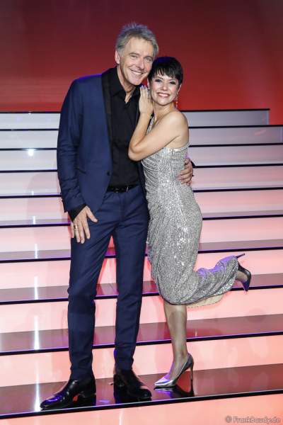 Moderatorteam Jörg Pilawa und Francine Jordi bei der Silvestershow 2019/2020 in der Baden-Arena - Messe Offenburg