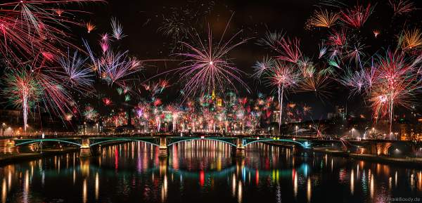 Feuerwerk an Silvester/Neujahr vor der Skyline in Frankfurt am Main 2019-2020
