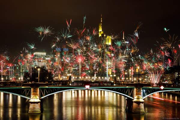 Feuerwerk an Silvester/Neujahr vor der Skyline in Frankfurt am Main 2019-2020