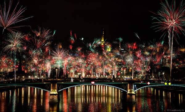 Feuerwerk an Silvester/Neujahr vor der Skyline in Frankfurt am Main 2019-2020