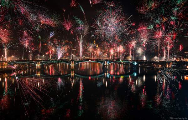 Feuerwerk an Silvester/Neujahr vor der Skyline in Frankfurt am Main 2019-2020