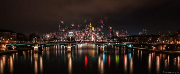 Feuerwerk an Silvester/Neujahr vor der Skyline in Frankfurt am Main 2019-2020