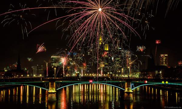 Silvesterfeuerwerk vor der Frankfurter Skyline - Magazin Seitenstopper
