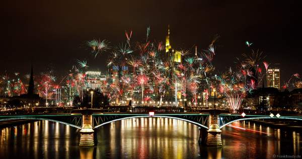 Feuerwerk an Silvester/Neujahr vor der Skyline in Frankfurt am Main 2019-2020