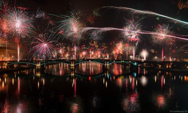 Feuerwerk an Silvester/Neujahr vor der Skyline in Frankfurt am Main 2019-2020