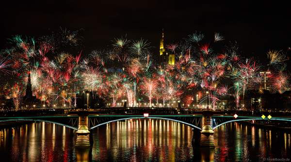 Feuerwerk an Silvester/Neujahr vor der Skyline in Frankfurt am Main 2019-2020