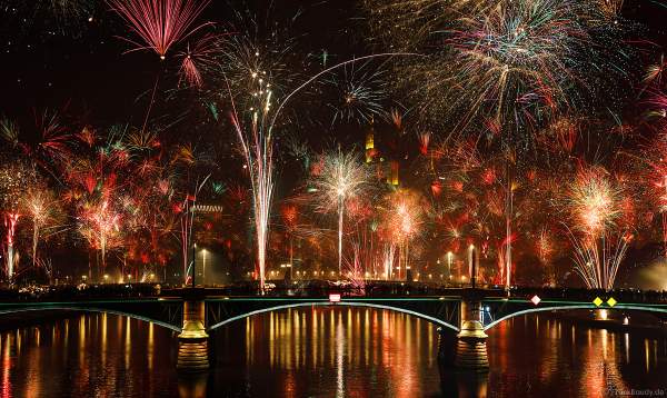 Feuerwerk an Silvester/Neujahr vor der Skyline in Frankfurt am Main 2019-2020