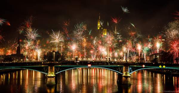 Feuerwerk an Silvester/Neujahr vor der Skyline in Frankfurt am Main 2019-2020