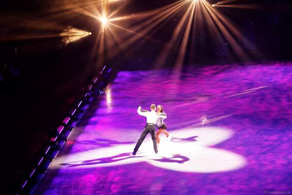 Sarah Lombardi und ihr Eislaufpartner Joti Polizoakis aus "Dancing on Ice" bei der Eisshow SUPERNOVA von Holiday on Ice in der Festhalle Frankfurt am 11. Januar 2020