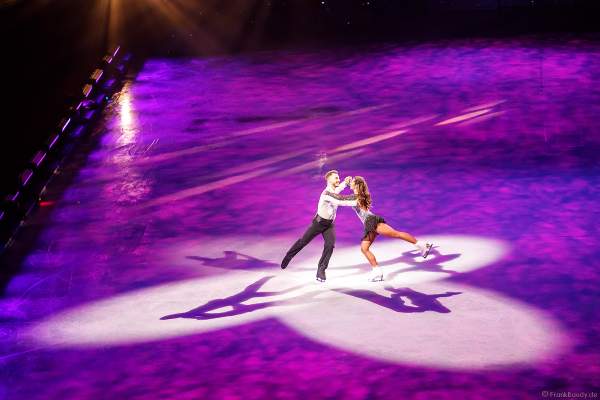 Sarah Lombardi und ihr Eislaufpartner Joti Polizoakis aus "Dancing on Ice" bei der Eisshow SUPERNOVA von Holiday on Ice in der Festhalle Frankfurt am 11. Januar 2020